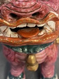 Un mod&egrave;le d'un lion bouddhiste en porcelaine de Chine famile rose et une paire de porte-encens en biscuit &eacute;maill&eacute; vert, 19&egrave;me